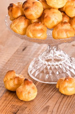 Tatlı krem puffs üzerine cam tepsi. 