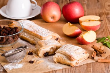 kagit üzerinde apple strudel. 