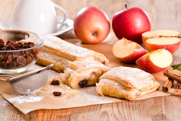 kagit üzerinde apple strudel. 