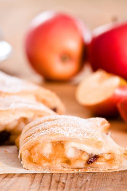 kagit üzerinde apple strudel. 