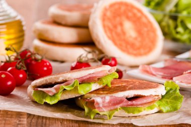 Jambon ve marul ile Tigella ekmek dolması. 