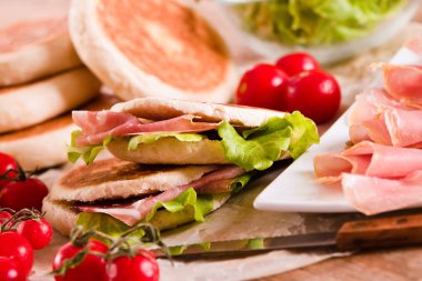 Jambon ve marul ile Tigella ekmek dolması. 