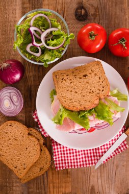Sandviç tost ekmeği ile jambon. 