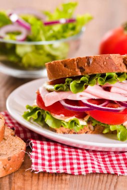 Sandviç tost ekmeği ile jambon. 