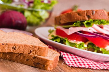 Sandviç tost ekmeği ile jambon. 