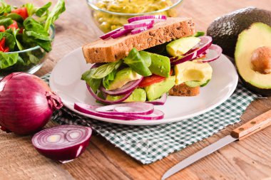 Sebzeli tost ile avokado. 