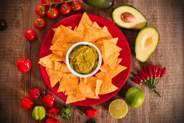 Guacamole daldırma ve nacho cips. 