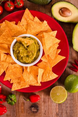 Guacamole daldırma ve nacho cips. 