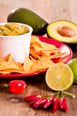 Guacamole daldırma ve nacho cips. 
