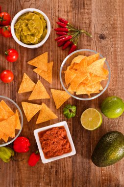 Guacamole ve nacho cips. 