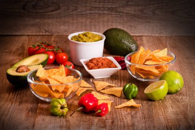 Guacamole ve nacho cips. 