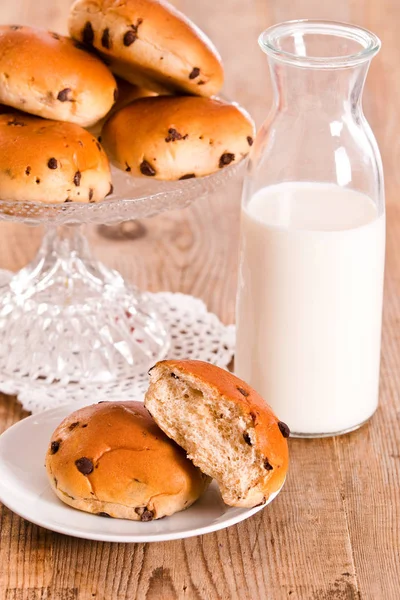 Choklad chip brioche på träbord. — Stockfoto