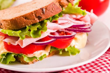 Sandviç ekmeği beyaz çanak üzerinde. 