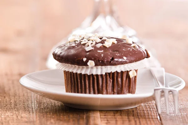 Çikolata muffin beyaz çanak üzerinde. — Stok fotoğraf