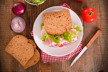 Sandviç ekmeği beyaz çanak üzerinde. 