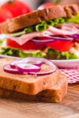 Sandviç ekmeği beyaz çanak üzerinde. 