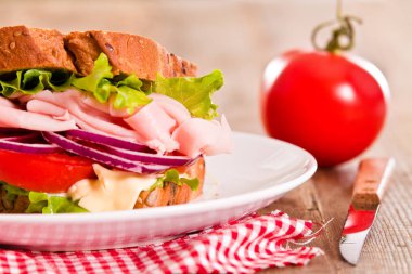 Sandviç ekmeği beyaz çanak üzerinde. 