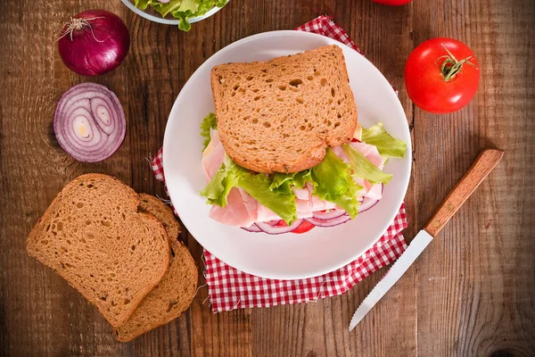 Sandviç ekmeği beyaz çanak üzerinde. 