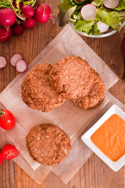 Gehaktballen met salade op papier bakken. — Stockfoto