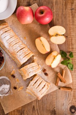 Beyaz çanak üzerinde Apple strudel. 