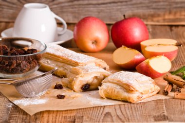 Beyaz çanak üzerinde Apple strudel. 
