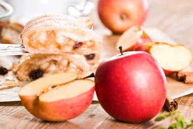 Beyaz çanak üzerinde Apple strudel. 