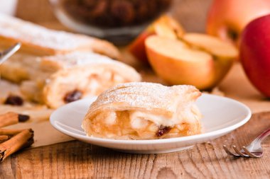 Beyaz çanak üzerinde Apple strudel. 