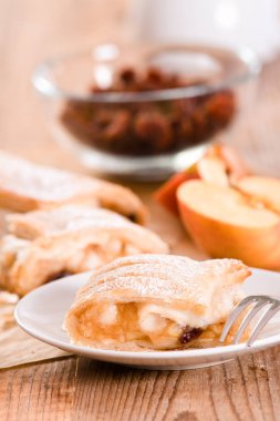 Beyaz çanak üzerinde Apple strudel. 