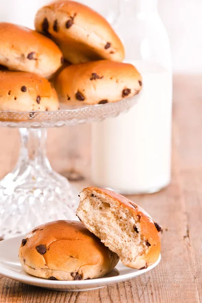 Brioche con scaglie di cioccolato sul tavolo di legno . — Foto Stock