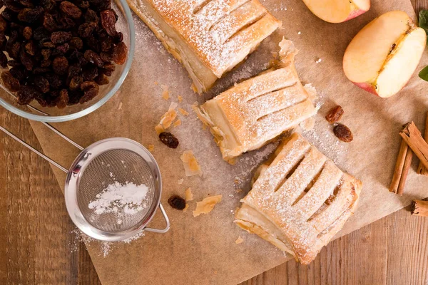 Beyaz çanak üzerinde Apple strudel. 