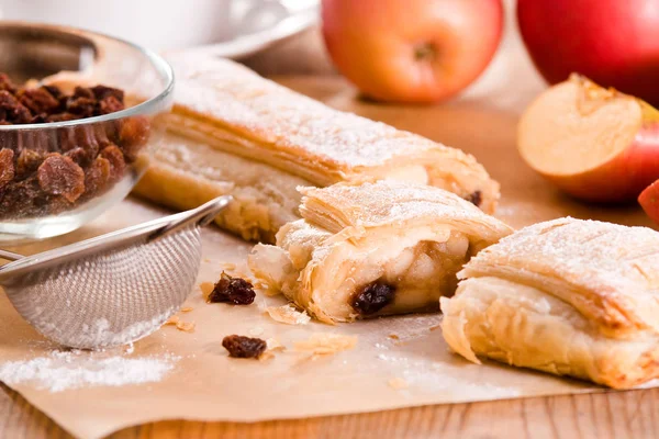 Manzana strudel en plato blanco . —  Fotos de Stock