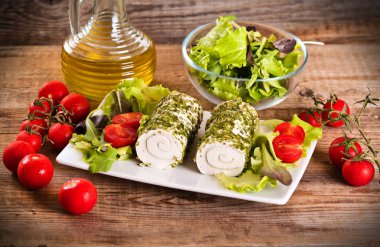 Keçi peynirli salata ve domates ile. 