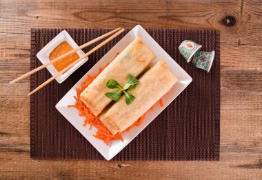 Beyaz tabak sebze böreği. 