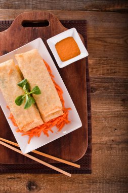 Beyaz tabak sebze böreği. 