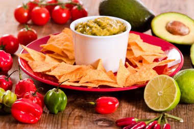 Guacamole ve nacho cips. 