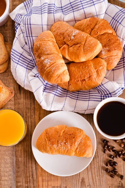 Desayuno con croissant en plato blanco . —  Fotos de Stock