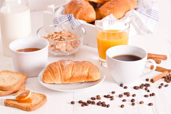 Petit déjeuner avec croissant sur plat blanc . — Photo