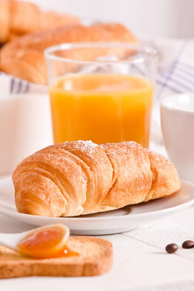 Desayuno con croissant en plato blanco . —  Fotos de Stock