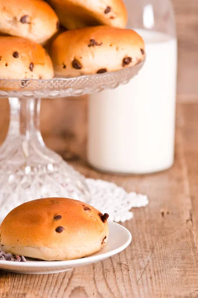 Choklad chip brioche på träbord. — Stockfoto