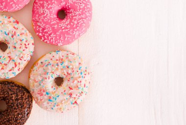 Ahşap masa üzerinde Amerikan donut. 