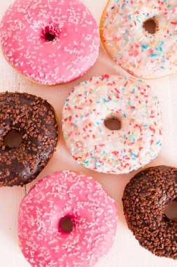 Ahşap masa üzerinde Amerikan donut. 