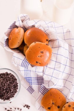 Çikolatalı börek ekose desenli peçete üzerinde. 