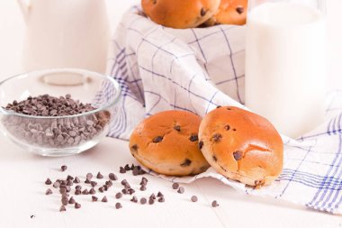 Çikolatalı börek ekose desenli peçete üzerinde. 