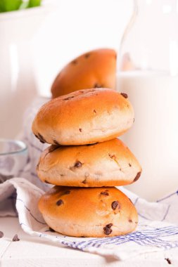 Çikolatalı börek ekose desenli peçete üzerinde. 