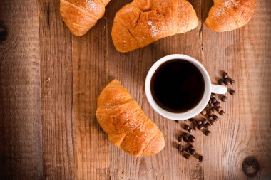 Ahşap masa üzerinde kruvasan ile Kahvaltı. 