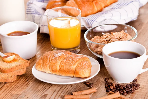 나무 테이블에 크루아상으로 아침 식사. 로열티 프리 스톡 이미지