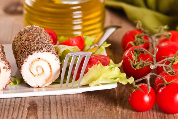 Ziegenkäse mit Salat und Kirschtomaten. — Stockfoto