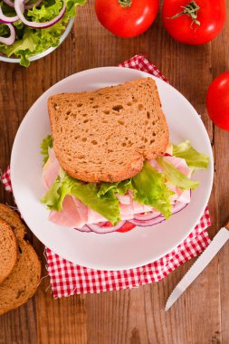 Sandviç tost ekmeği beyaz çanak üzerinde. 