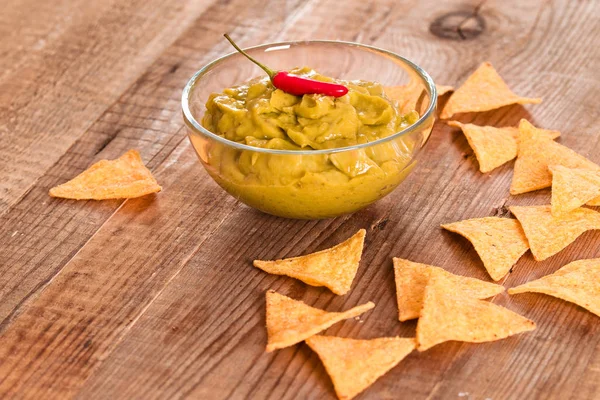 Guacamole en nacho chips. — Stockfoto