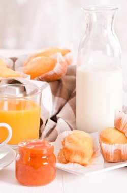 Ahşap masa üzerinde plumcake ile Kahvaltı.